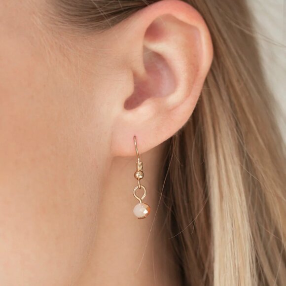 Paparazzi Jewelry Accessories - Courageously Catwalk - Gold Necklace - Vintage - Picture 3 of 6